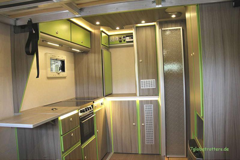 Die große Küche ermöglicht autarkes Reisen mit dem Wohnmobil auch in unwirtlichen Gegenden
