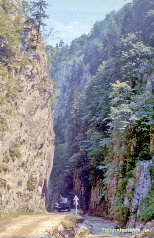 Zufahrt zur Höhle Dambovicioara mit LKW Roman SR 114