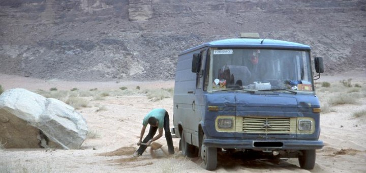 Der Autor beim Sand schippen im Wadi Rum / Jordanien