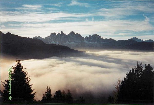 Sonnenaufgang auf der Plose über den Wolken im Tal