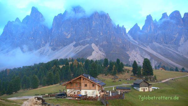 Die Geisleralm mit den Geislerspitzen