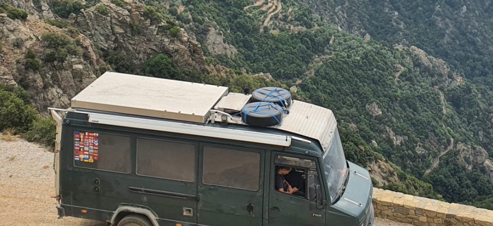 Aufstelldach und Dachgepäckträger auf dem Wohnmobil