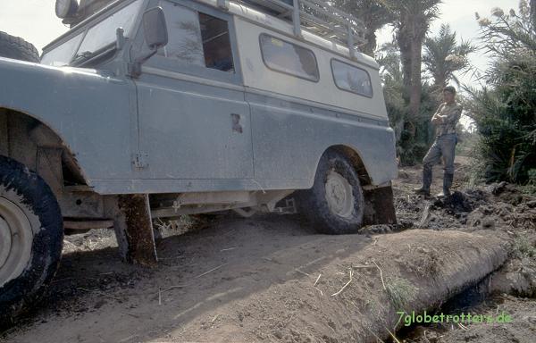 Bergung eines abgerutschten Land Rover Serie in Marokko 1992