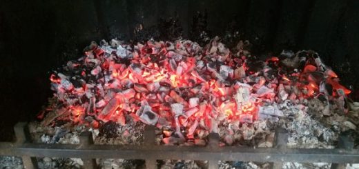 Auch Buche brennt nicht ewig: Nur noch Glut im Kamin
