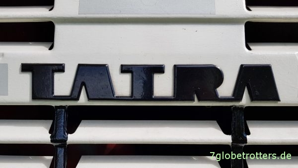 Tatra 148 Markenzeichen am Grill