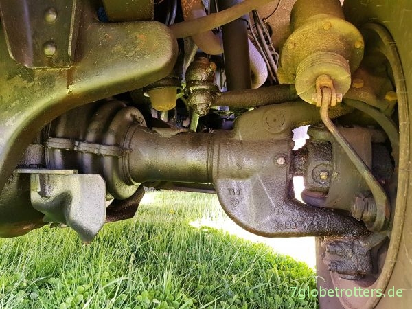 Tatra 148 6x6 Zentralrohrrahmen und Achsaufhängung mit Antriebswelle vorn