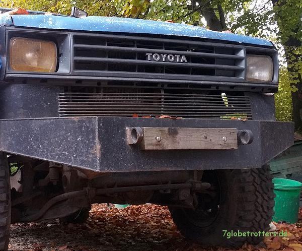 Natürlich mit Rammschutz: Toyota Hilux Pickup 6x6