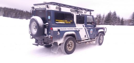 Dynamisch unterwegs: Land Rover Defender im Schnee