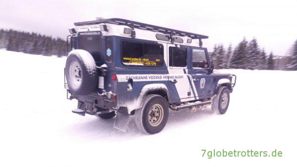 Dynamisch unterwegs: Land Rover Defender im Schnee