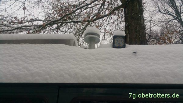 Winter im Garten und Baupause am Bus