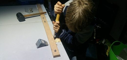 Kinderarbeit beim Wohnmobil Tisch selber bauen: Einarbeiten der Stahlwinkel