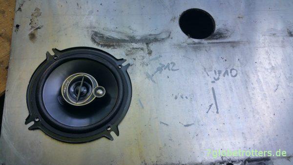 Anreißen der Öffnung für die Lautsprecher in die Fahrerhaustüren