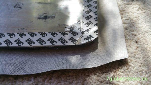 Rückseitige Verklebung der Kunstlederverkleidung mit doppelseitigem Klebeband