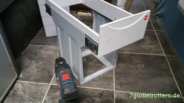 Massives Gestell für die beiden Mülleimer im Wohnmobil