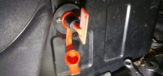 Einbau Batterietrennschalter am Fahrersitzkasten