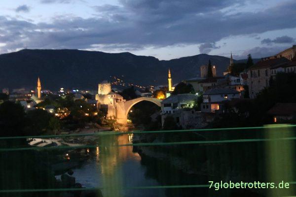 Mostar: Stari Most im AbendlichtMostar