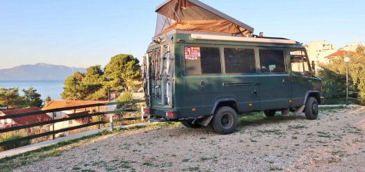 Kroatien: Ein sonniger Morgen auf dem leeren Campingplatz Podaca