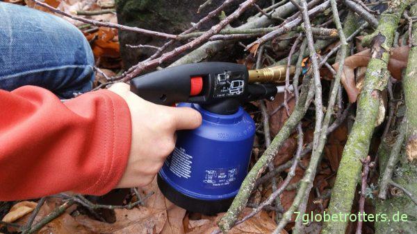 Lagerfeuer mit der Lötlampe Laser 3000 starten Lagerfeuer mit der Lötlampe Laser 3000 starten