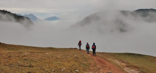 Wanderer über dem Nebelmeer der Dolomiten