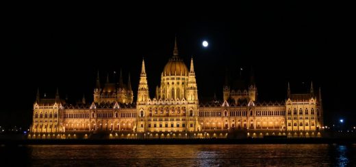 Budapest: Nächtlich erleuchtetes Parlamentsgebäude
