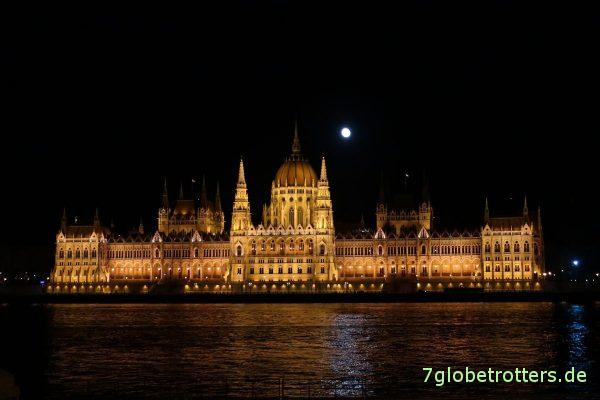 Budapest: Nächtlich erleuchtetes Parlamentsgebäude