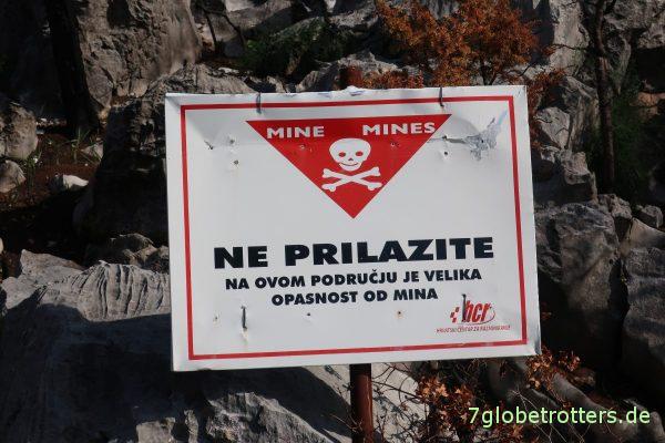 Kroatien: Minenwarnschild am Nugget Tsil