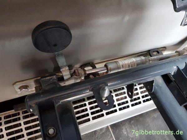 Befestigung der Sitzbänke an der Fahrzeugseite Befestigung von Sitzbänken an der Fahrzeugseite