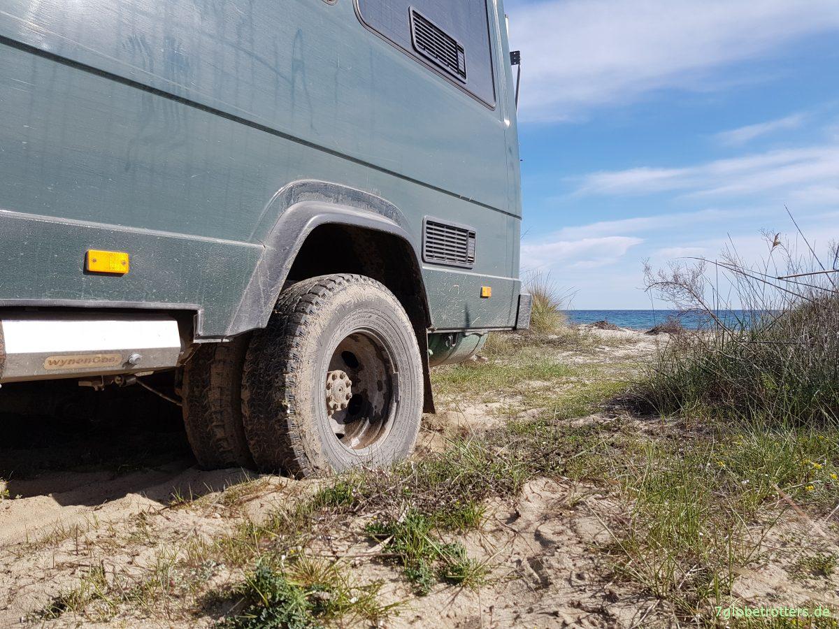 Busbergung am griechischen Sandstrand mit GFK-Anfahrhilfen 