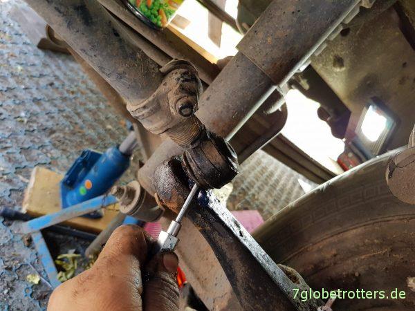 Mercedes T2: Kugelköpfe abschmieren, Spurstange und Lenkung prüfen