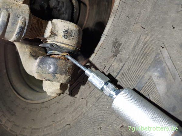 Mercedes T2: Kugelköpfe abschmieren, Spurstange und Lenkung prüfen