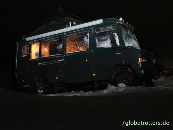 Verdunklung im Wohnmobil von außen bei Nacht (Solarplexius Scheiben und LED Beleuchtung innen)