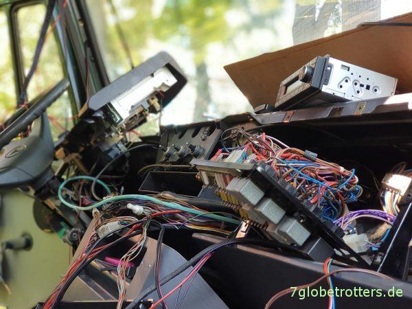 Radioeinbau im Wohnmobil - Mercedes Armaturenbrett im T2-Vario umsortieren umbauen