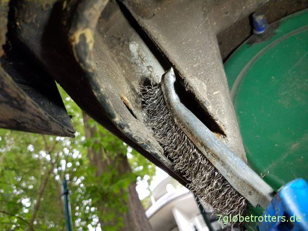 Unterbodenschutz am Wohnmobil erneuern: Grundierung mit Owatrol Öl, Brantho Korrux nitrofest