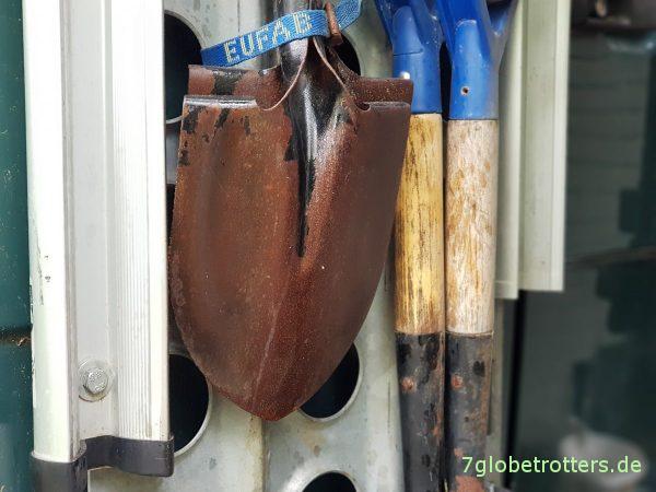 Unterbodenschutz am Wohnmobil erneuern: Grundierung mit Owatrol Öl, Brantho Korrux nitrofest
