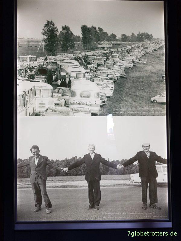 Menschenkette vom 23.08.1989. Originalfotos von Egidijus Malakauskas (oben) und Romualdas Požerskis, ausgestellt im Burgturm von Vilnius