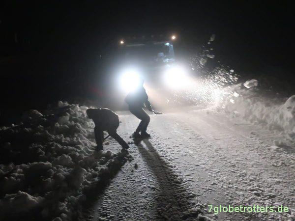 Wohnmobil Bergehilfen im Schnee: GfK-Sandbleche für LKWs