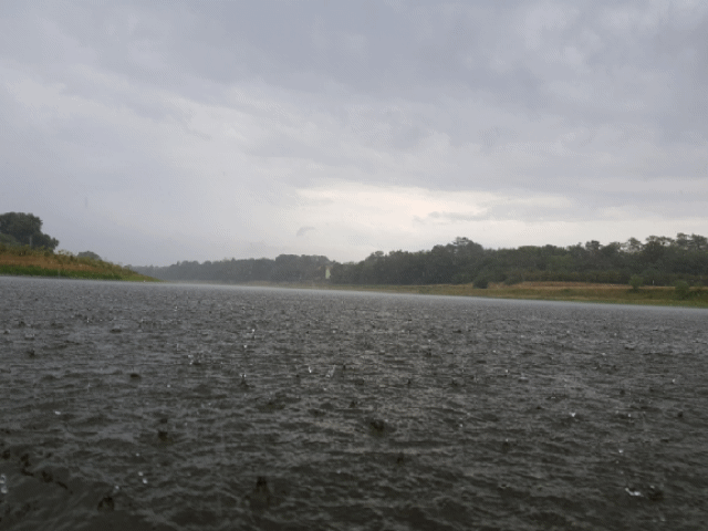 Das muss das Familien-Kanu abkönnen: Starkregen auf der Elbe