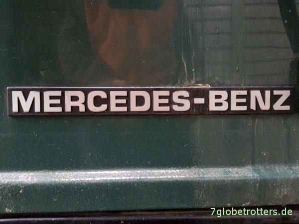 Schriftzug Mercedes-Benz selbst auf Schmutzfänger sprühen mit Test Foliatec Sprühfolie