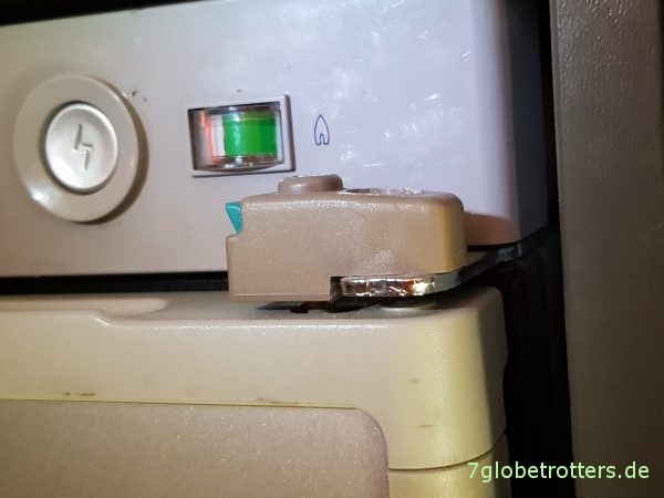Türverriegelung am Kühlschrank Dometic RM 5380 von neu auf alt umbauen