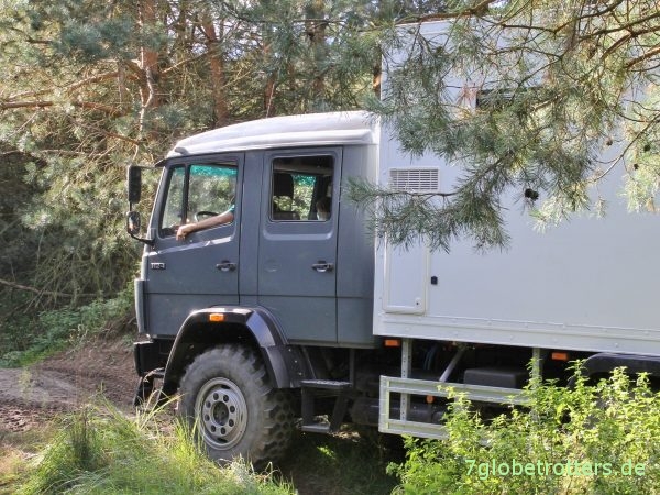 Möbelbau im Expeditionsmobil MB 1124 im Gelände