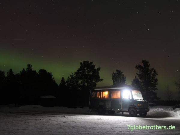 Wintercamping im Wohnmobil unter den Nordlichtern