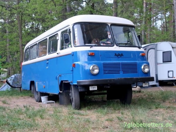 Robur LO 3000 Bus in blau-weiß als Camper