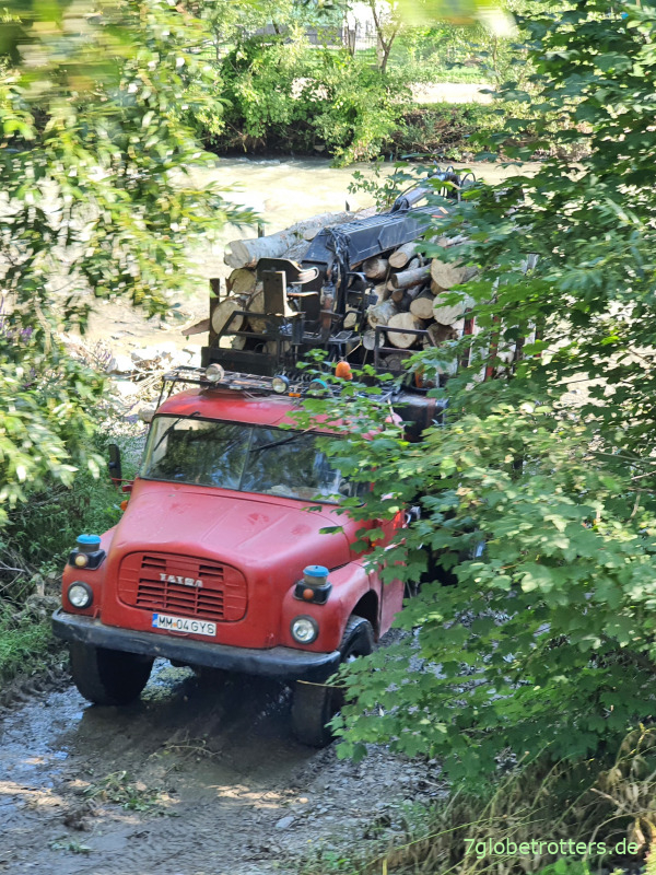 Tatra 148 6x6 Holztransporter mit Ladekran in der Maramuresch 2021