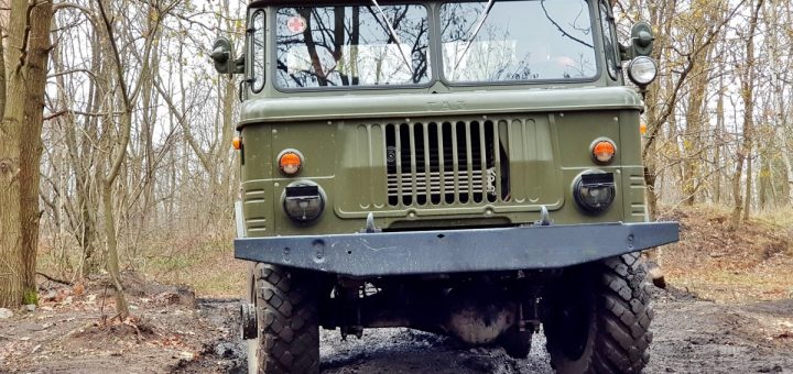 GAZ-66 Allrad, kippbares Fahrerhaus von vorn