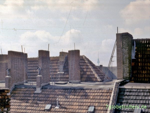 Frühstücksblick über die Dächer von Berlin-Prenzlauer Berg, DDR, 1990