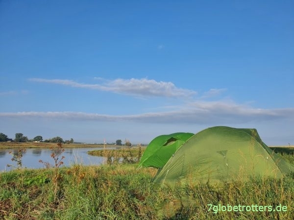 Übernachtung im Zelt beim Paddeln auf der Elbe