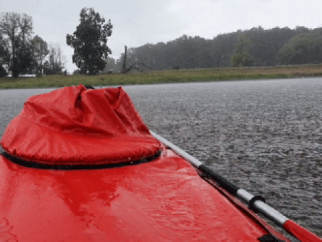 Abwettern eines Regengusses unter Verdeck und Spritzschürze