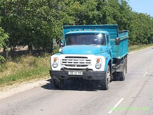 Himmelblau-weißer ZIL-130 Kipper in Moldawien