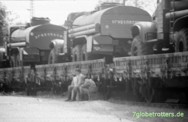 KrAZ-255 Tankwagen auf dem Eisenbahntransport GSSD