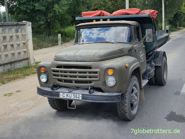 Olivgrüner ZIL-MMZ-555 Muldenkipper in Moldawien